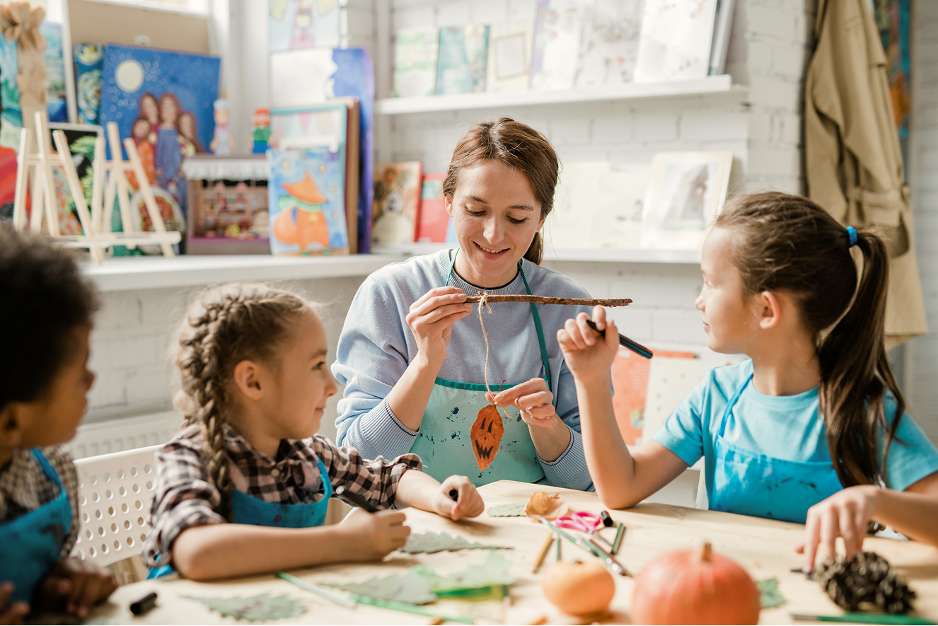 Kindergärtnerin am Basteln mit Kindern