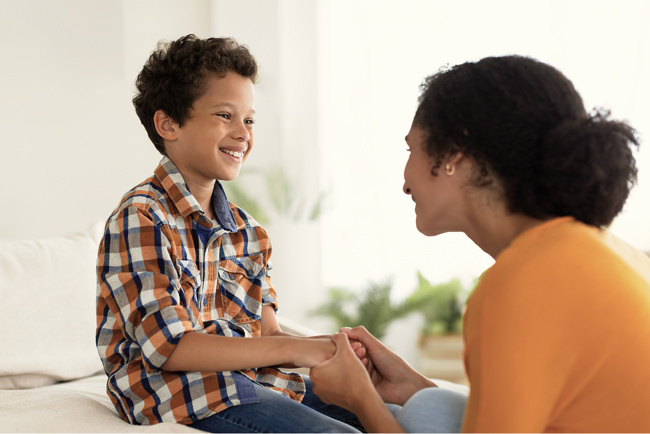 Mutter hält dem Jungen die Hand